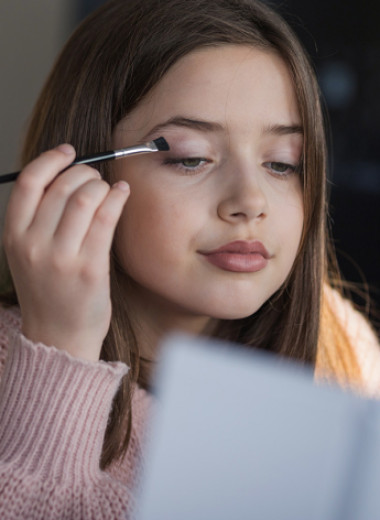 «Дети Sephora»: почему девочки злоупотребляют взрослой косметикой и опасно ли это