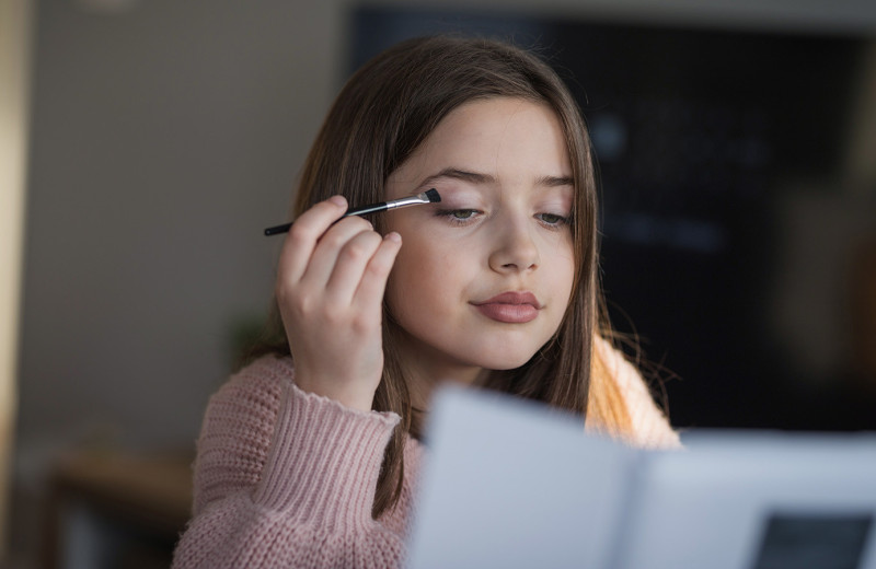 «Дети Sephora»: почему девочки злоупотребляют взрослой косметикой и опасно ли это