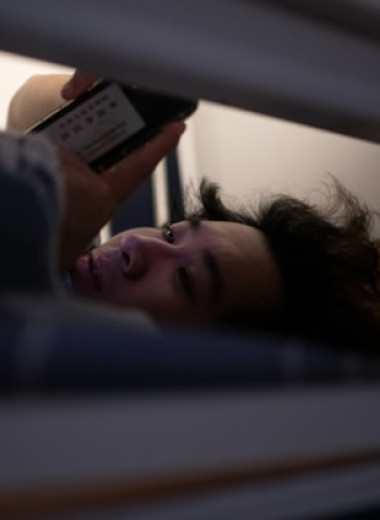 Исследование: синий свет экранов почти не влияет на сон