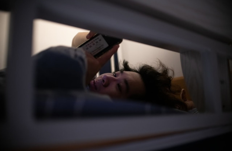 Исследование: синий свет экранов почти не влияет на сон