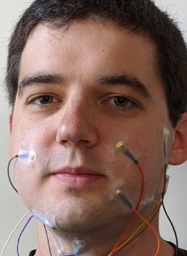 Электроды на лице и шее позволили нейросети озвучить беззвучную речь