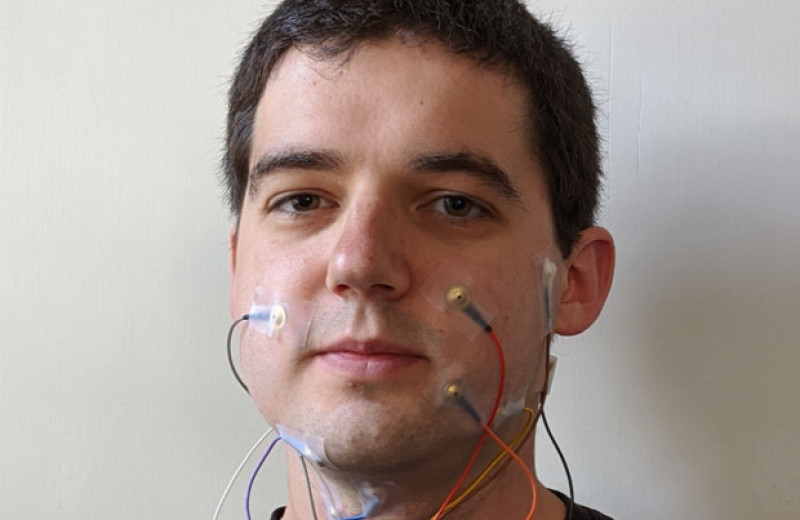 Электроды на лице и шее позволили нейросети озвучить беззвучную речь