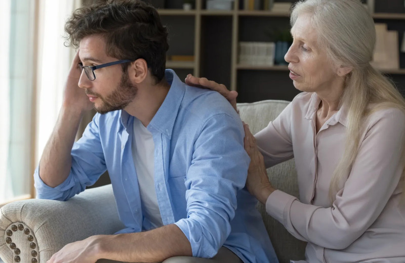 «Сыночка-корзиночка» и «мамин пирожок»: почему мам парней с особенностями ранят эти определения