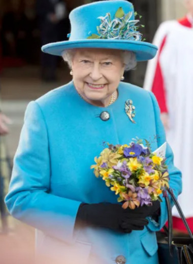 Тайные знаки: зачем королева Елизавета ставит сумку на стол и теребит кольцо