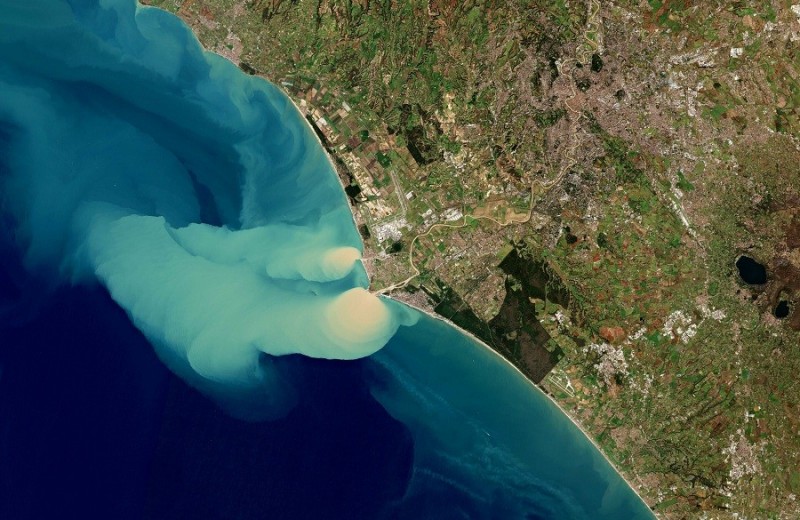 Облачная вода в Тирренском море: фото со спутника