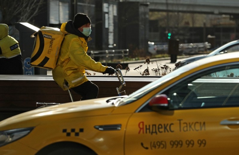 Никуда не едем: «Яндексу» стало не до вывода на биржу «Яндекс.Такси»