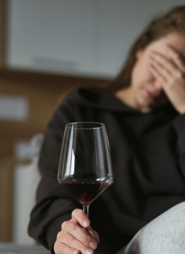 Воронка вины: как формируется созависимость с алкоголиком