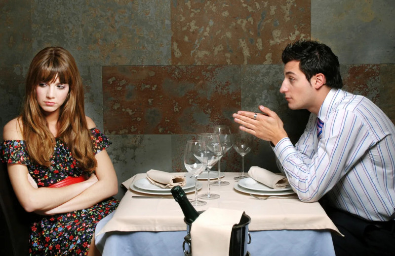 Сто порций еды и рассказы о бывшей девушке: как парни портят первое свидание