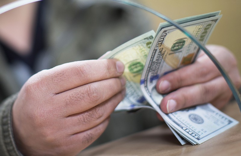 Девальвация и отвага: почему не стоит менять рубли на доллары