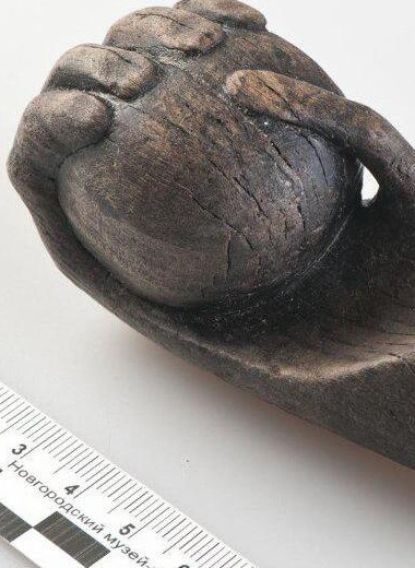 Деревянные руки из Великого Новгорода назвали магическими предметами