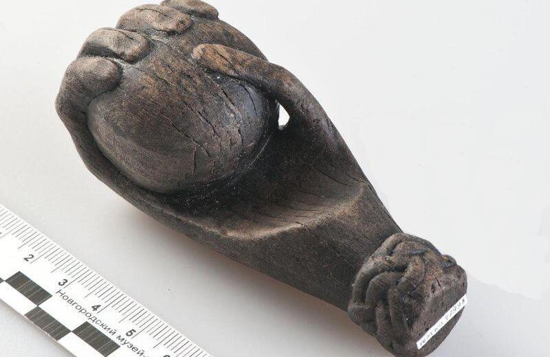 Деревянные руки из Великого Новгорода назвали магическими предметами