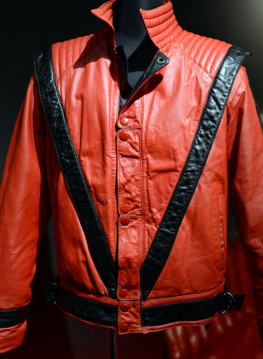 Майкл Джексон и его легендарный красный пиджак для клипа Thriller