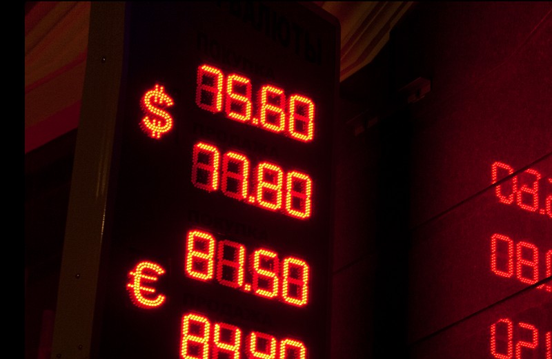 Черная полоса для рубля. Как сильно вырастут доллар и евро?