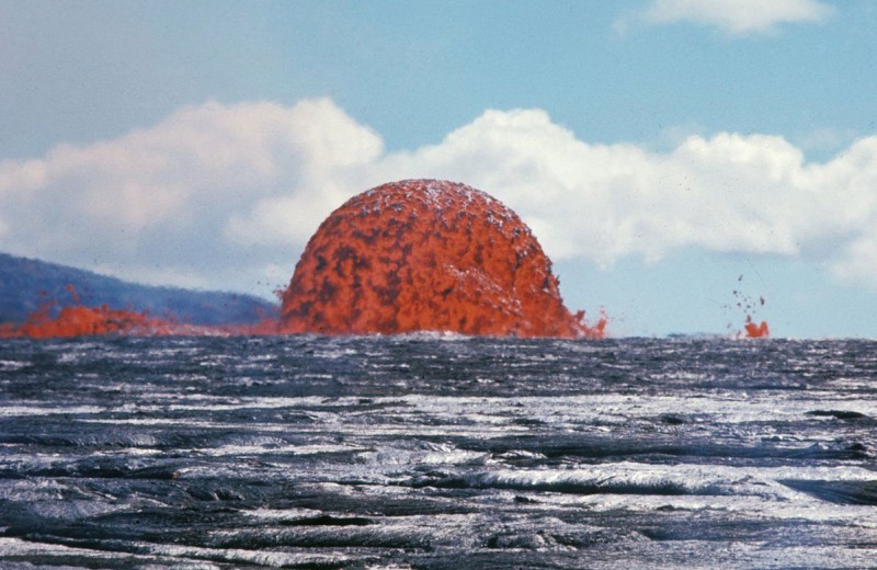 Гигантский пузырь лавы из вулкана Килауэа: архивное фото