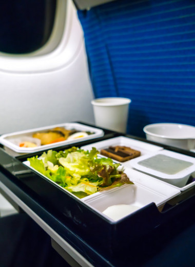 Улетный обед: все, что вы хотели знать о питании на борту самолета