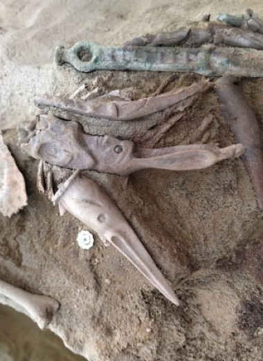 Археологи раскопали в Хакасии погребение младенца окуневской культуры с кинжалом и мраморным шаром