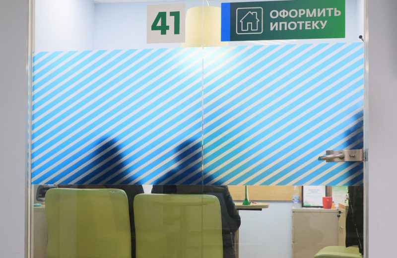 Выдача ипотеки в России обвалилась более чем втрое за месяц