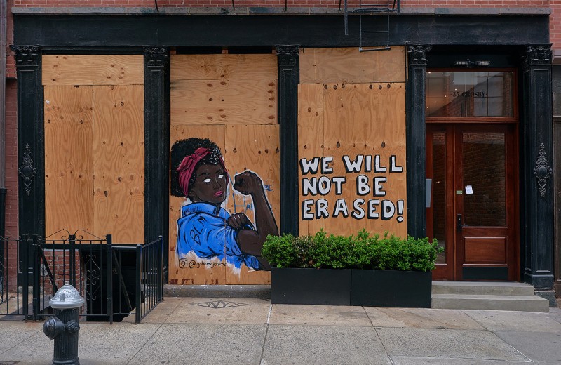 Протестный стрит-арт: заколоченные витрины нью-йоркских магазинов превратились в импровизированную уличную галерею. Фотографии