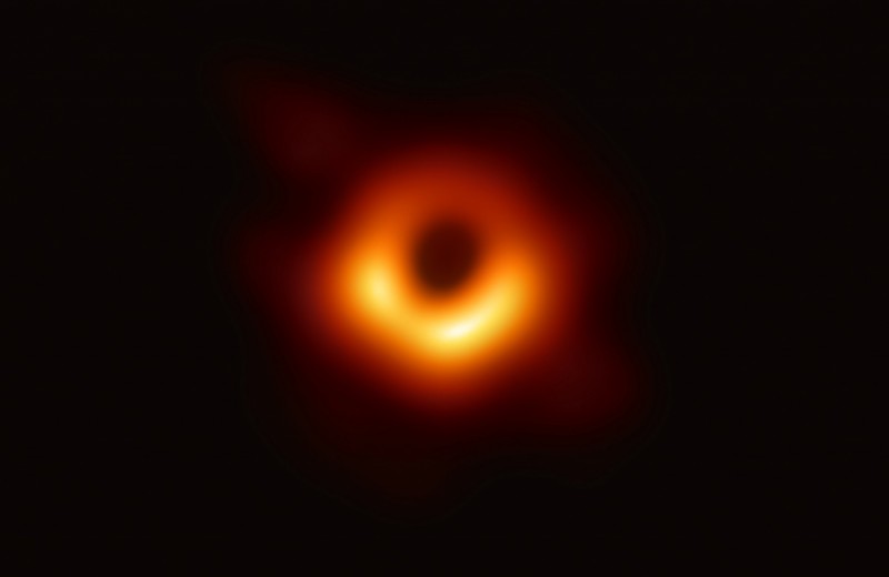 Силуэт черной дыры на фоне ее раскаленного обеда: что на самом деле сфотографировали ученые в космосе (и зачем)