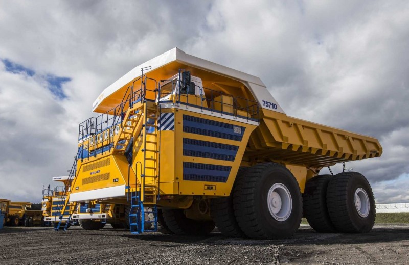 Монстр на колесах: на что способен самый большой в мире грузовик