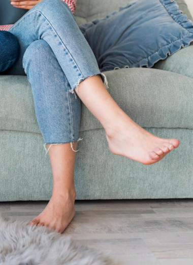Привычка, от которой вам следует избавиться: почему сидеть, скрестив ноги, вредно для здоровья?