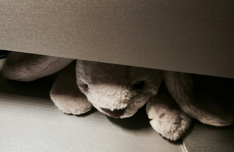 8 вещей, которые нельзя хранить под кроватью