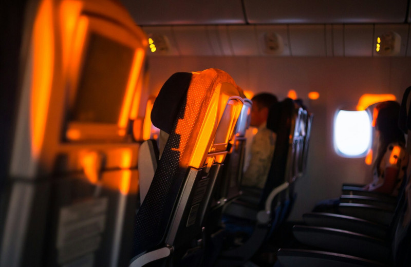 Почему в самолете при взлете и посадке запрещено опускать спинки кресел
