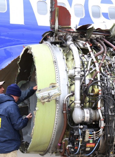 Двигатель самолета Southwest Airlines взорвался в воздухе, погиб пассажир