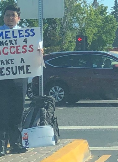Как найти работу? Стать бездомным и раздавать на улице всем свое резюме