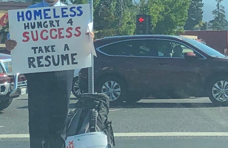 Как найти работу? Стать бездомным и раздавать на улице всем свое резюме