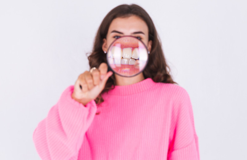 Почему кровоточат десны? Стоматолог объясняет, когда нужно бежать к врачу