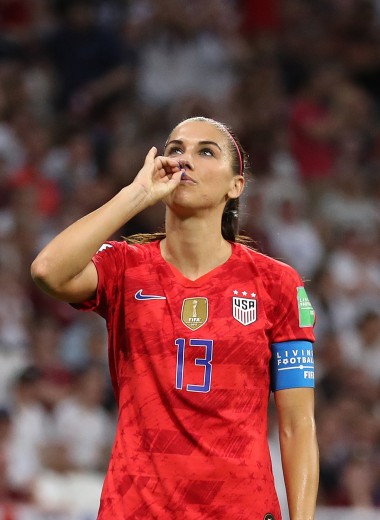 Футболистку сборной США раскритиковали из-за того, как она праздновала гол. Ее поддержала Софи Тернер