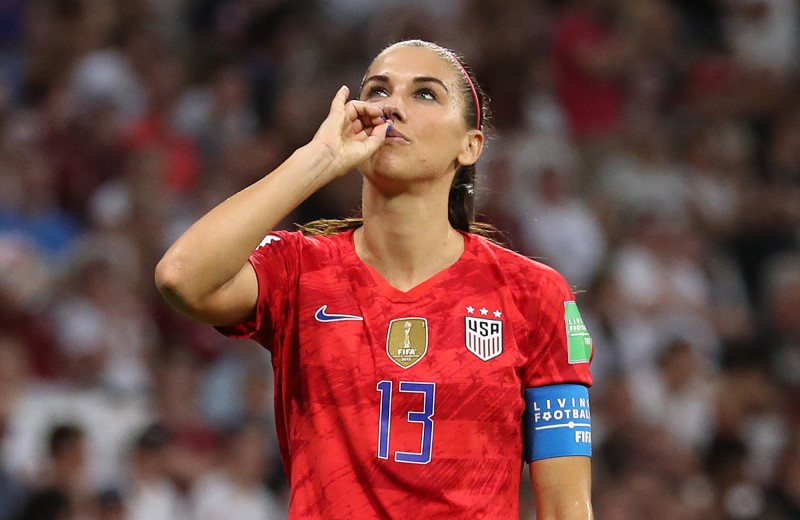 Футболистку сборной США раскритиковали из-за того, как она праздновала гол. Ее поддержала Софи Тернер