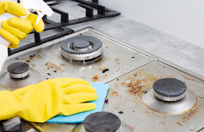 Что добавить в воду, чтобы быстро отмыть плиту: советы профессиональных клинеров