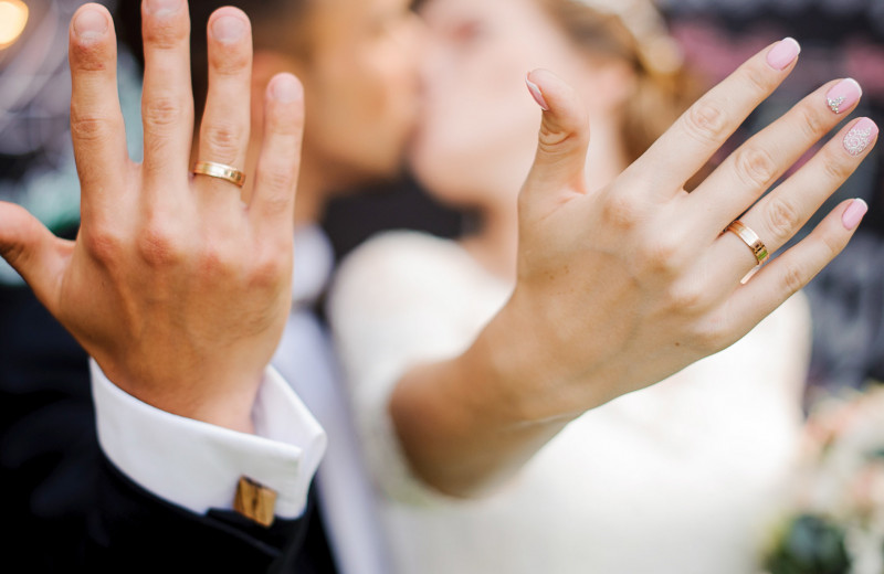 Как выбрать правильное обручальное кольцо: 3 лайфхака для жениха и невесты