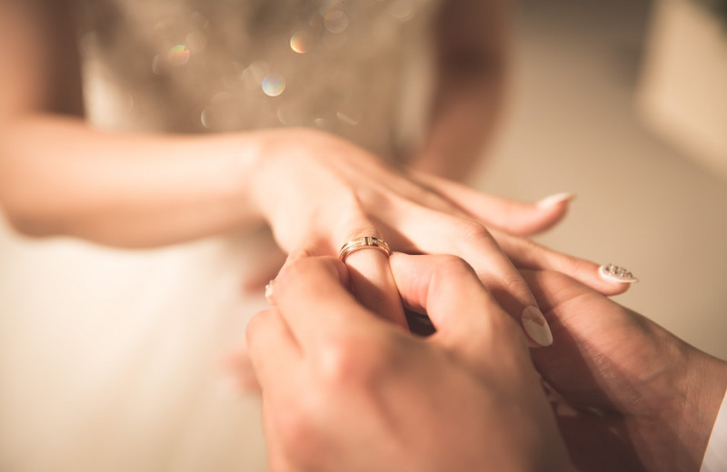 Брачный обряд: почему обручальное кольцо носят именно на безымянном пальце?