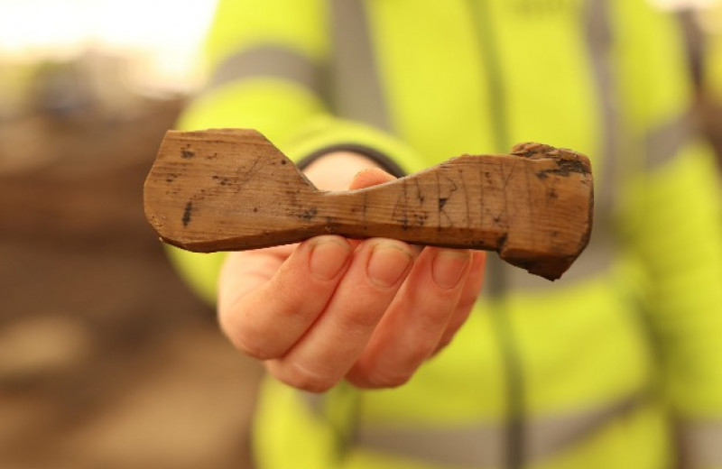Норвежские археологи нашли деревянный артефакт с руническим письмом