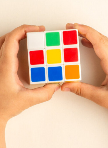 Игрушка, над которой гении ломали головы: кто и как изобрел знаменитый кубик Рубика