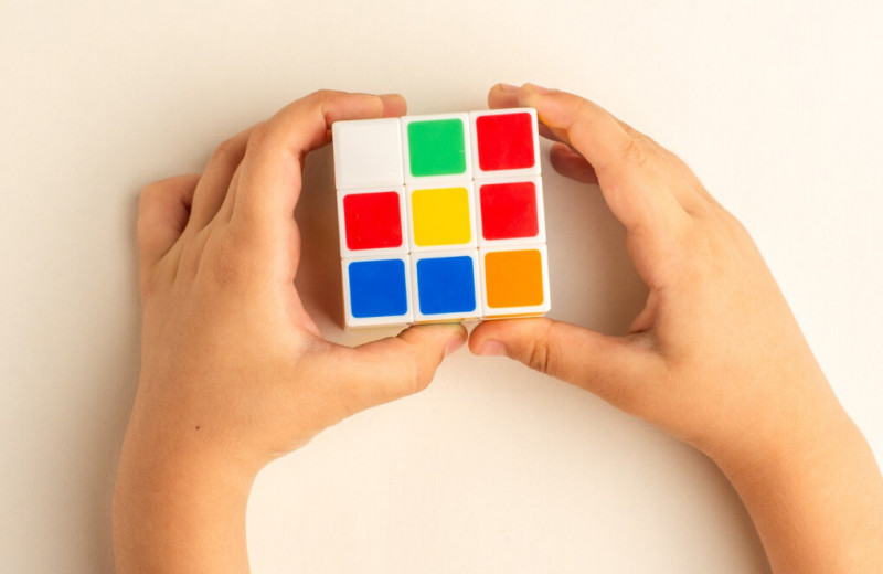 Игрушка, над которой гении ломали головы: кто и как изобрел знаменитый кубик Рубика