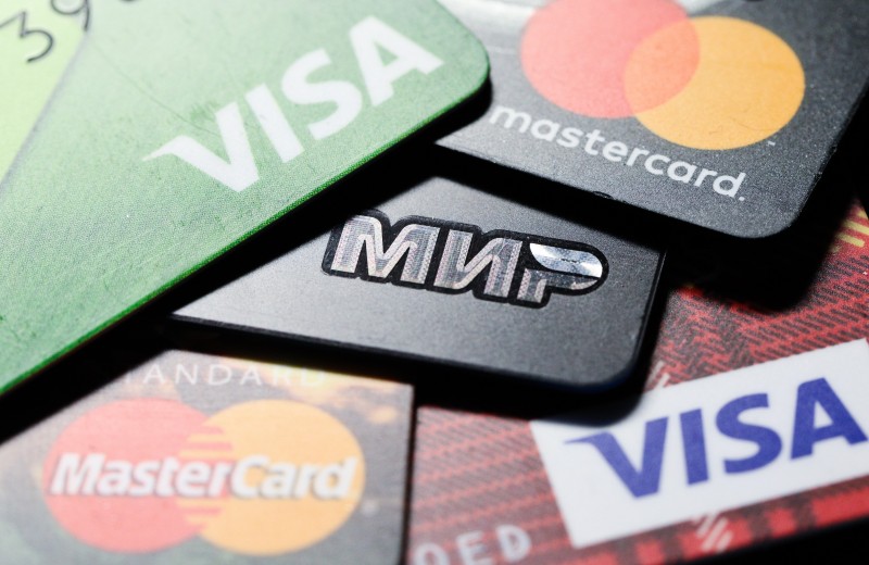 «Коммерсантъ» предупредил о возможном уходе Visa и MasterCard из России