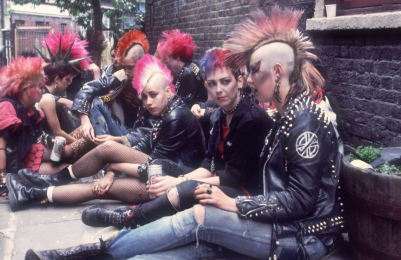«Посмотри, в каких я сапогах»: как панк-атрибутика вышла за пределы субкультуры