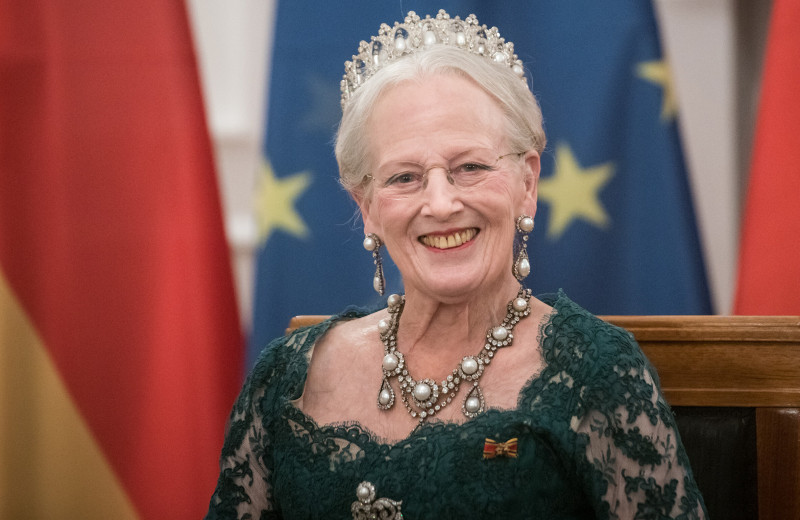 Лишила внуков титулов и бросила курить в 83: неординарная жизнь самой дерзкой королевы Европы