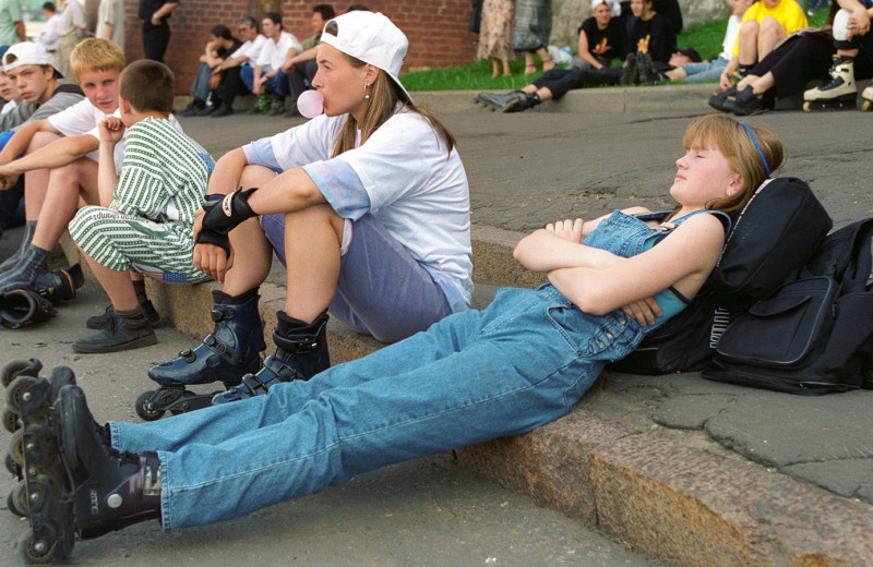 Постсоветская молодежь: мечтают о больших деньгах и не готовы бороться за права