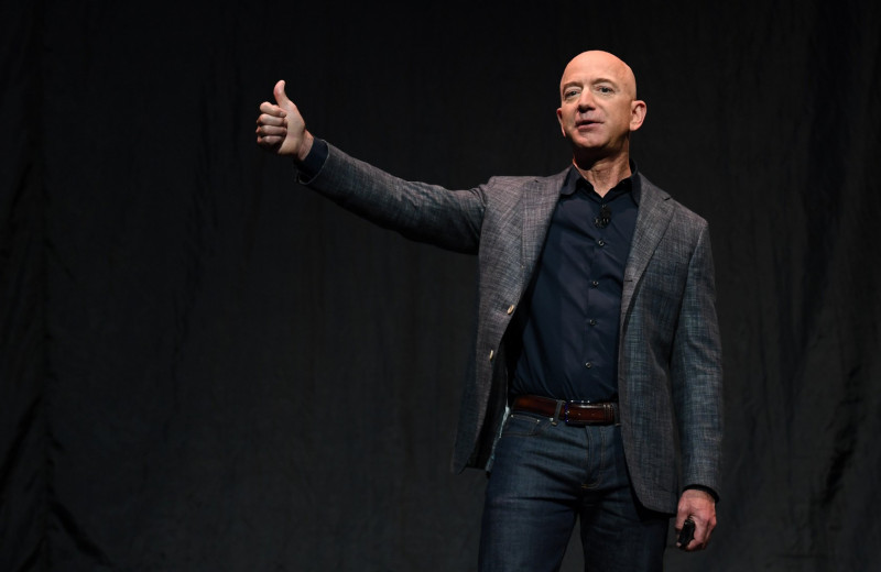 «Мир хочет, чтобы вы были обычными»: Безос в последний раз обратился к акционерам во главе Amazon
