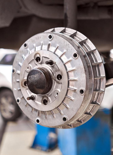 Как устроены барабанные тормоза и чем они отличаются от дисковых