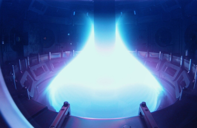 Китайский термоядерный реактор проработал 17 минут. Насколько это приближает людей к энергии «рукотворных звёзд»