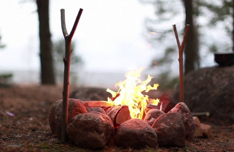 5 простых способов разжечь огонь без спичек на природе