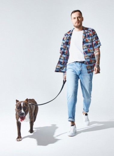 Мужчина и его собака: дизайнер бренда «Союз» Максим Иванов и его стаффордширский терьер Джесси