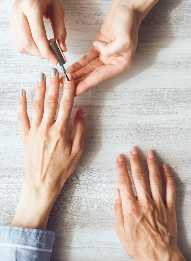 Как ухаживать за ногтями, если тебе больше 50 лет: советы экспертов