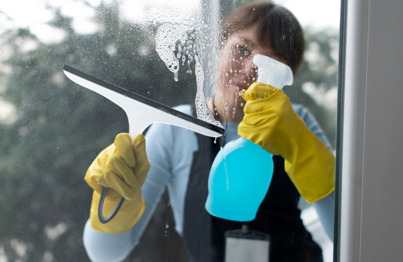 Как помыть окна без разводов: запомните эту формулу быстрой уборки